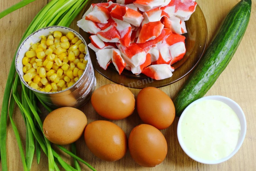 Ингредиенты для крабового салата с кукурузой