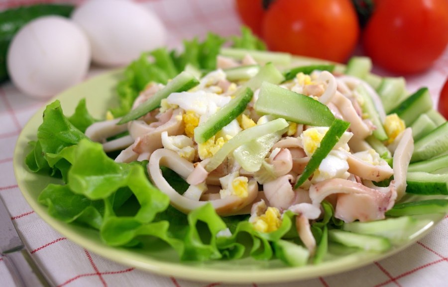 Салат с кальмарами и айсбергом