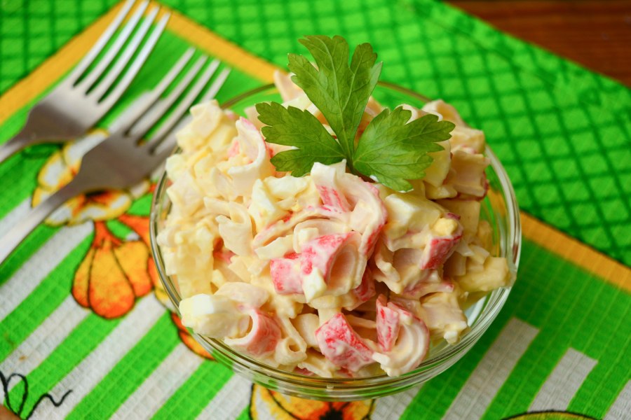 Салат с крабовыми палочками и плавленными сырками