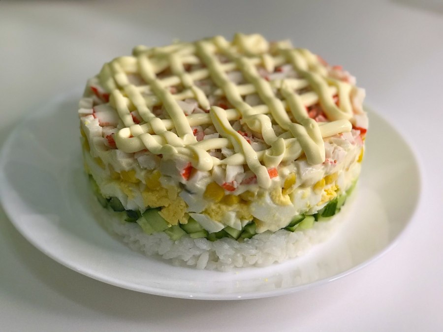 Украшение салата с крабовыми палочками