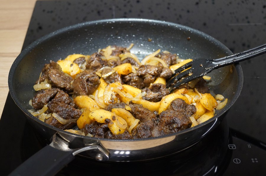 Куриная печень с яблоками