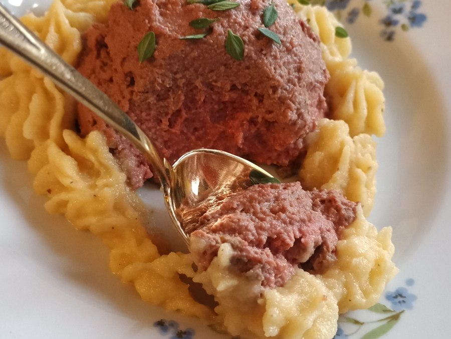 Печень свиньи в банке с яблоком и