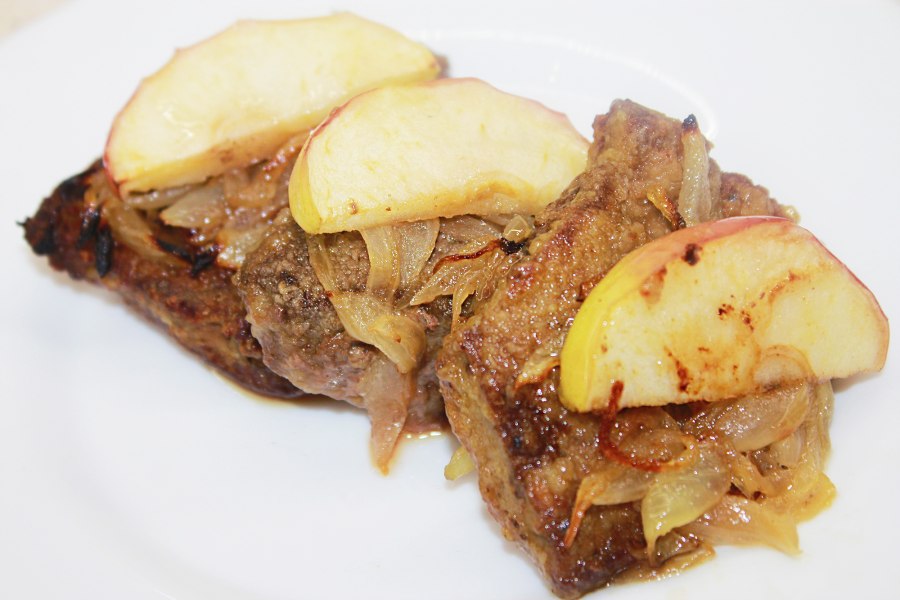 Печень с яблоками и луком