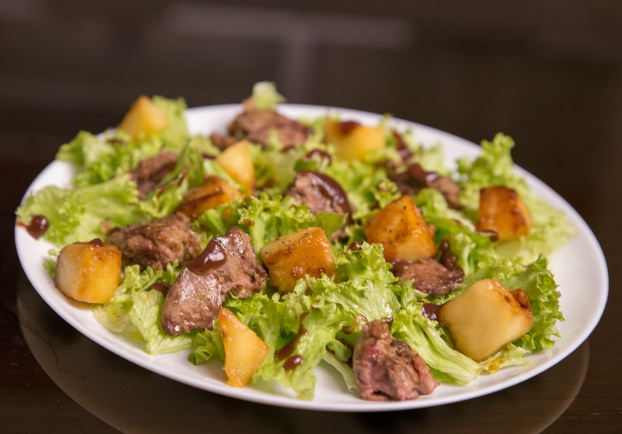 Жареная куриная печень с яблоками и луком
