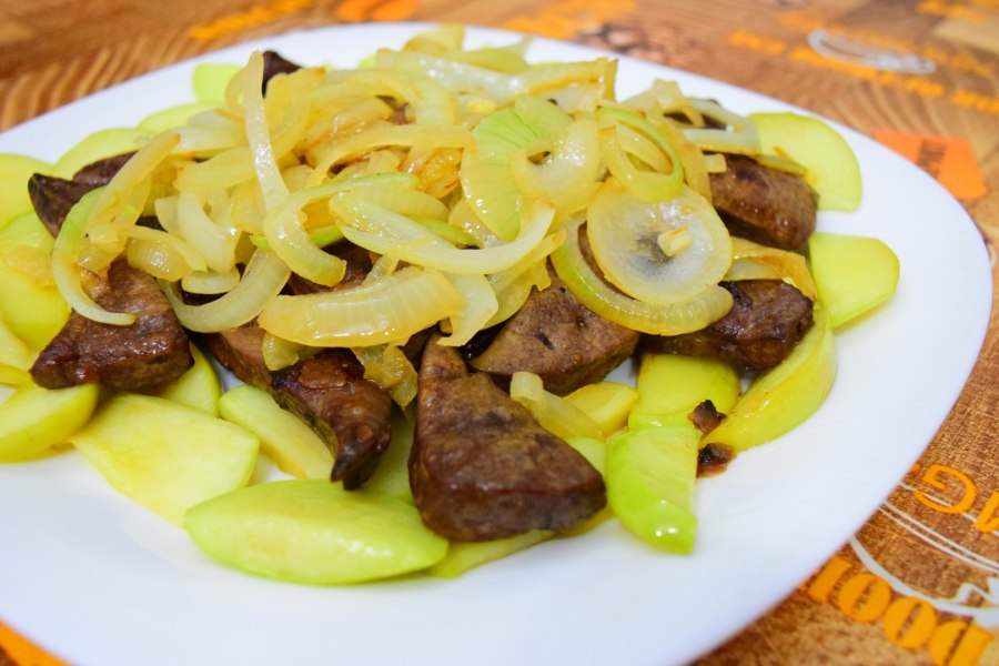Печенка по берлински с яблоками и луком