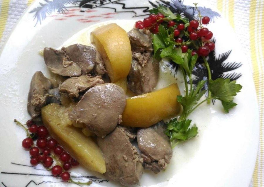 Куриная печень с яблоками