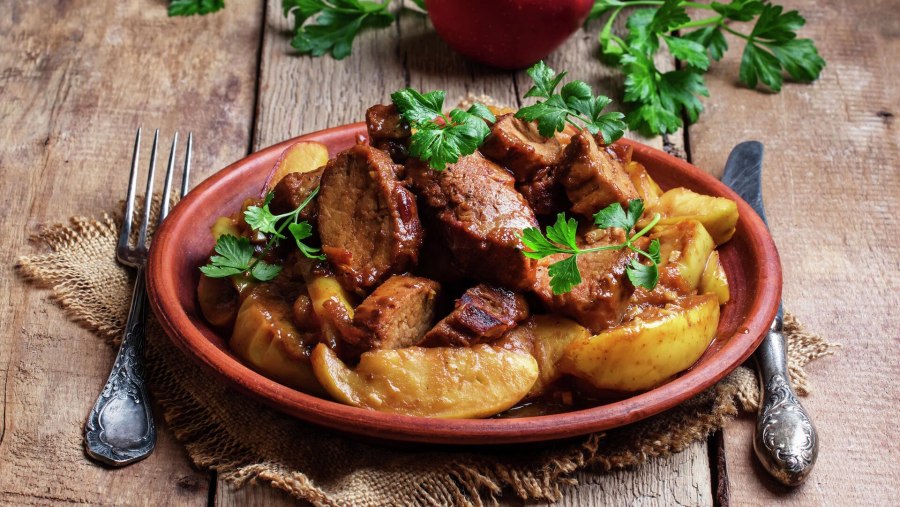 Салат с печенью и жареной картошкой