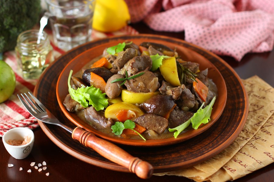 Печень с яблоками по бургундски