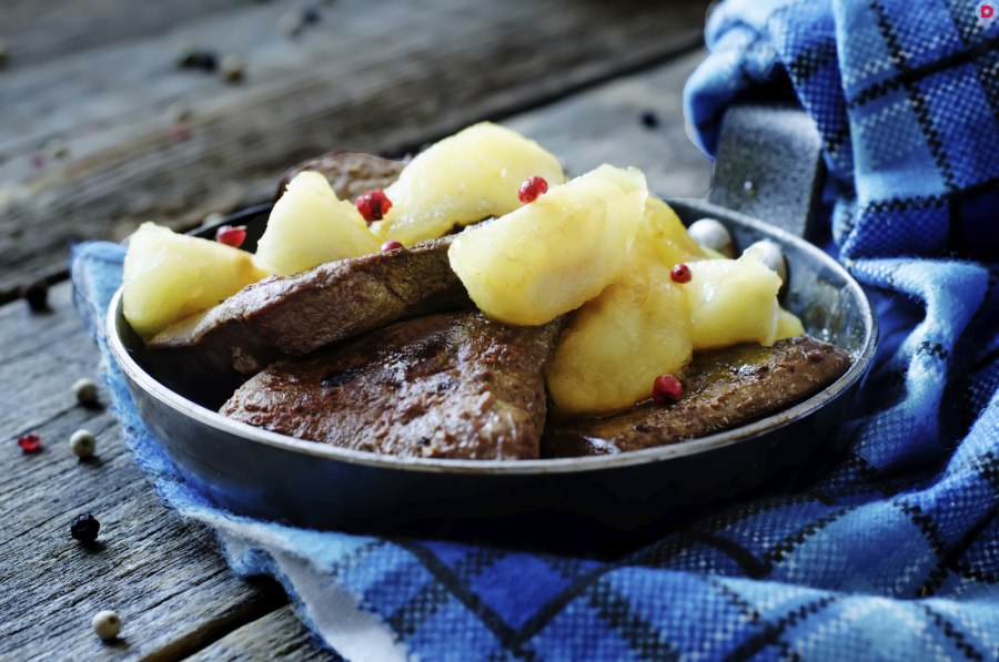 Печень с яблоками