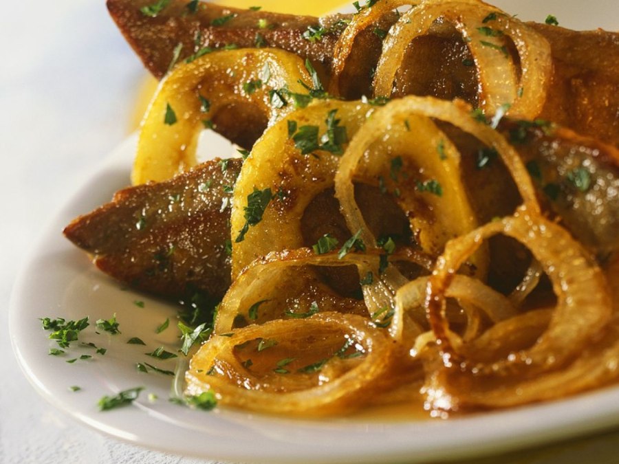 Печень с яблоками и луком