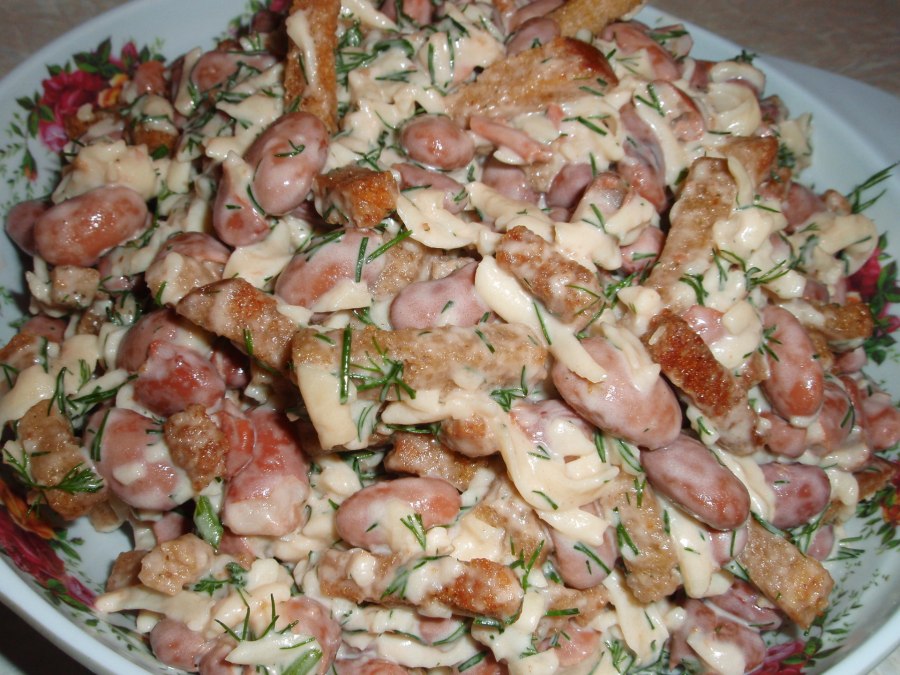 Салат из красной фасоли с сухариками и сыром