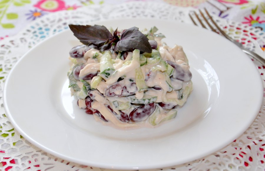 Салат с фасолью и сыром