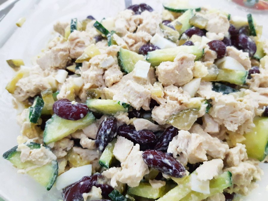 Салат с фасолью и курицей