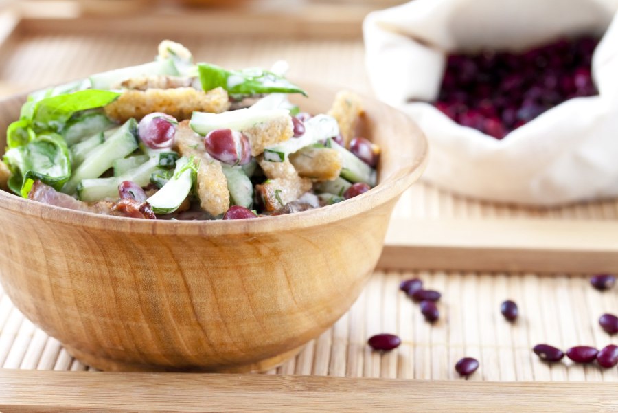 Салат с огурцом и красной фасолью