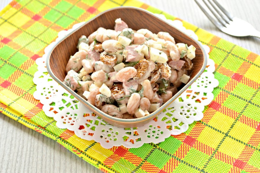 Салат с фасолью и сухариками и курицей