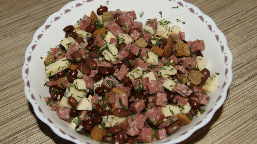 Салат из красной фасоли с сухариками и копченой колбасой