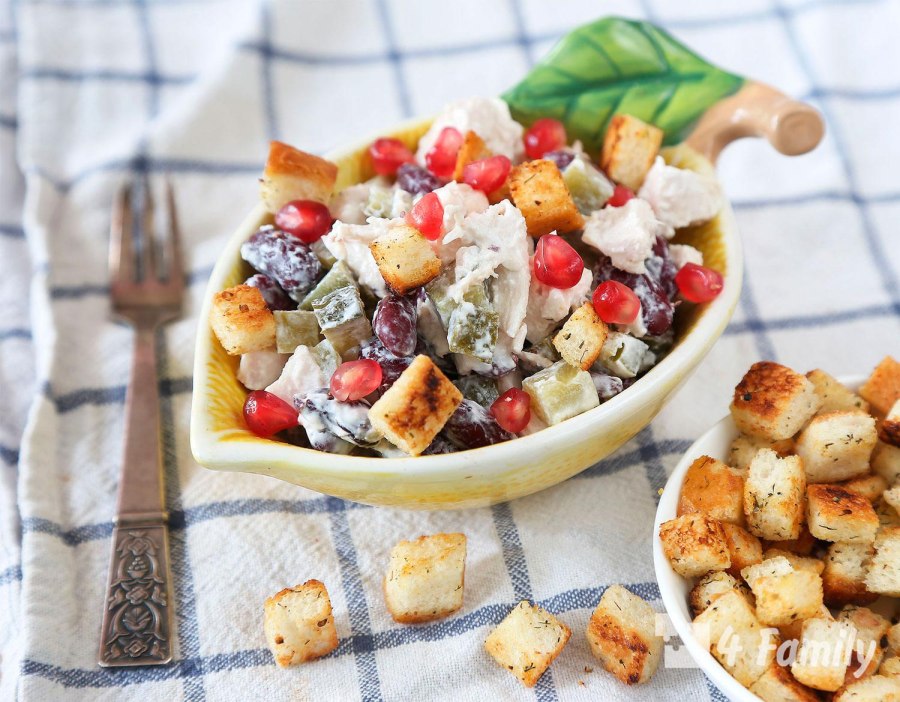 Салат с фасолью и сухариками