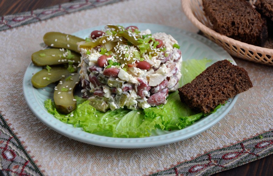 Салат с фасолью и курицей