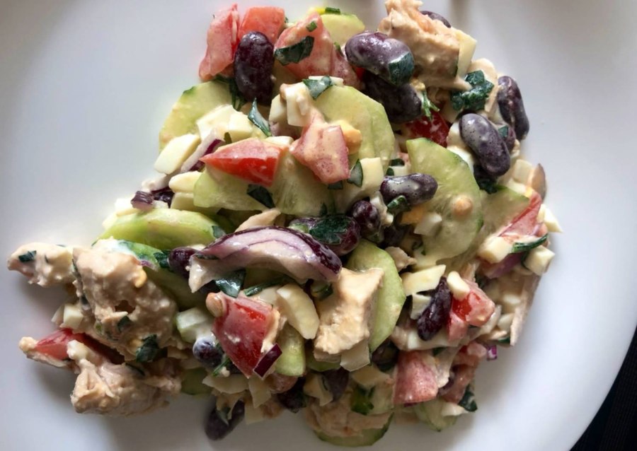 Салат с куриной грудкой и фасолью