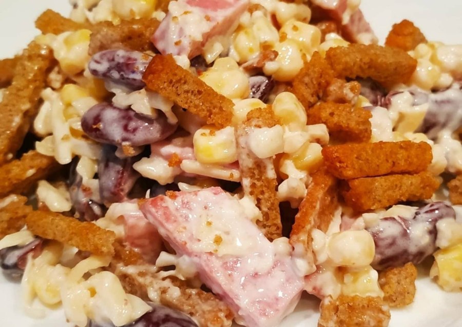 Салат из красной фасоли с сухариками и копченой колбасой