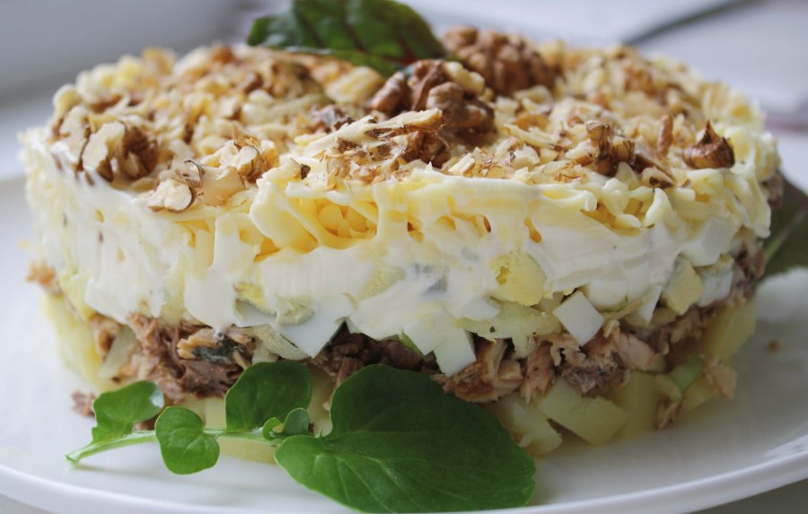Салат с курицей грибами и грецкими орехами