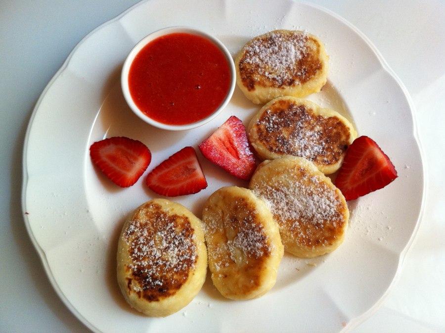 Сырники с клубникой