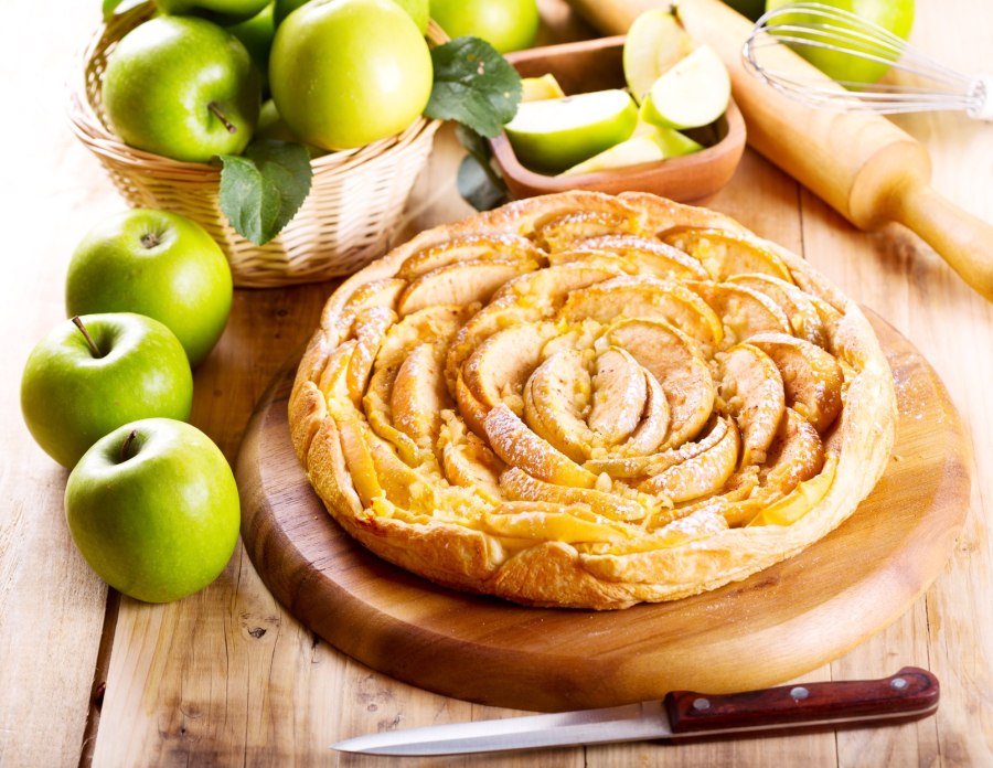 Выпечка шарлотка с яблоками
