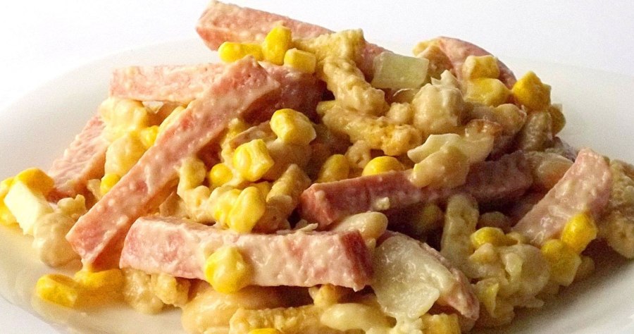 Салат с фасолью и сухариками и колбасой и кукурузой