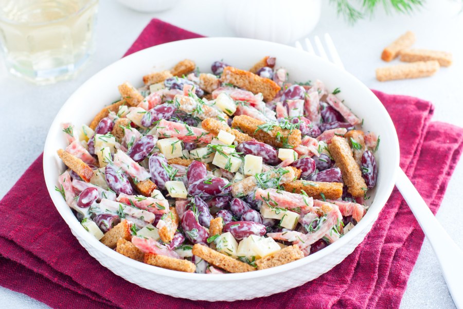 Салат с фасолью и сухариками и кукурузой