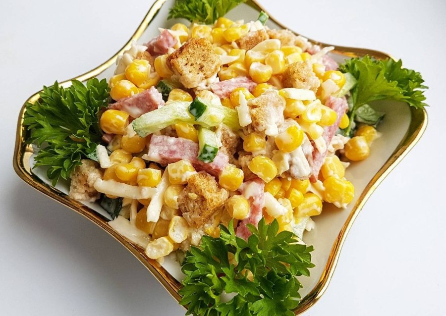 Салат с сухариками и кукурузой