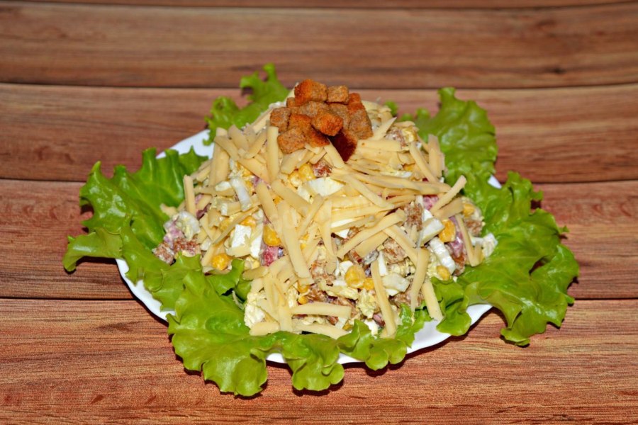 Салат с капустой и сухариками