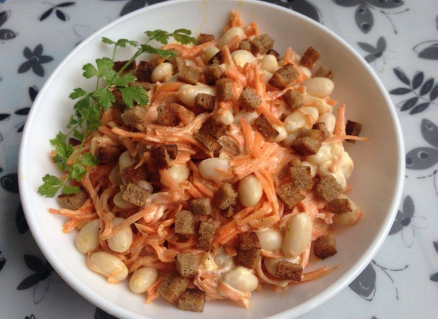 Салат кукуруза фасоль кириешки