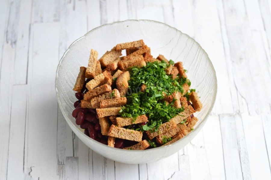 Салат с копчёной курицей и корейской морковью и фасолью