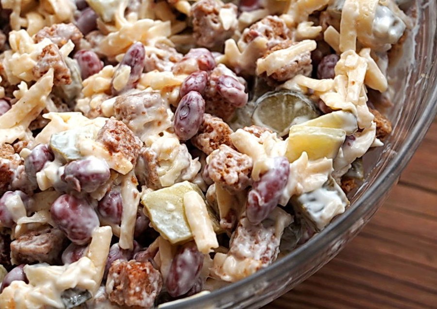 Салат с копчёной колбасой и кукурузой и сухариками