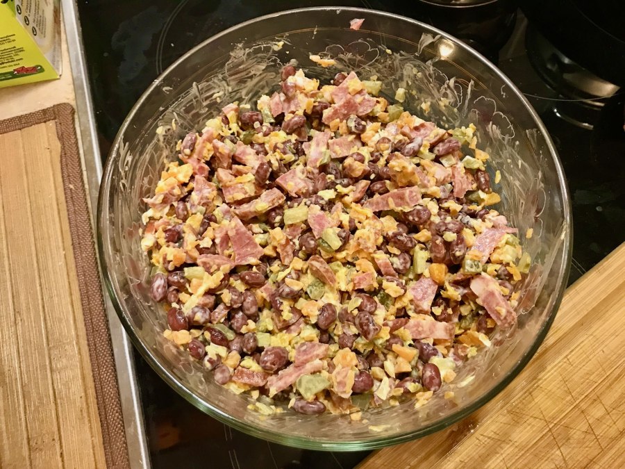 Салат с кириешками и кукурузой