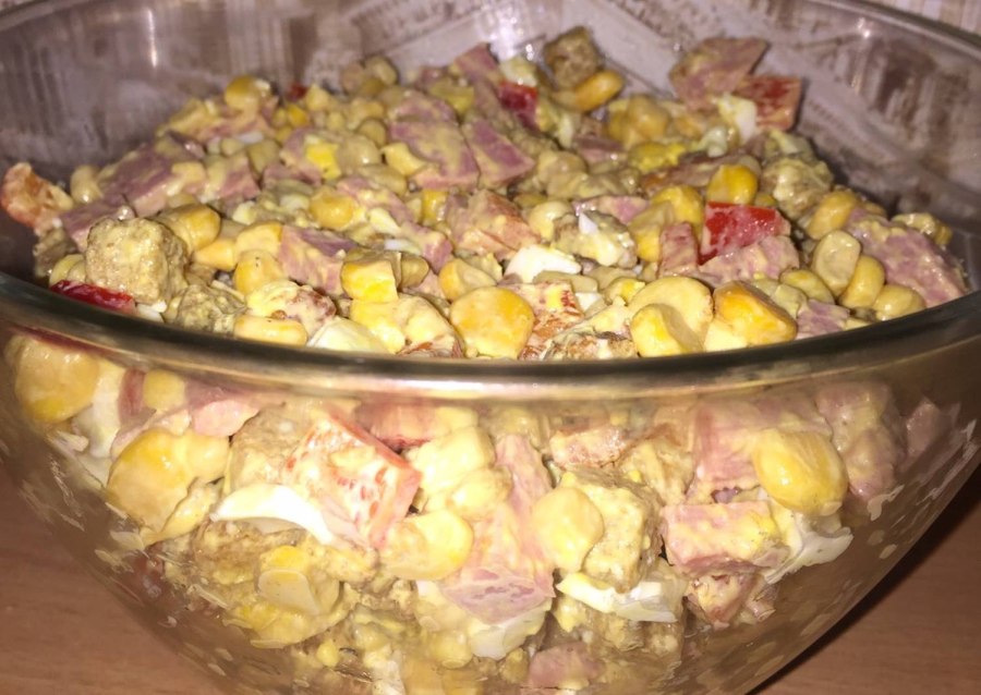 Салат с фасолью и сухариками и морковью