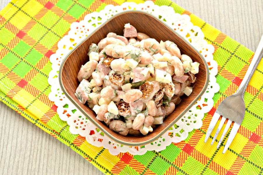 Салат с сухариками и кукурузой и курицей