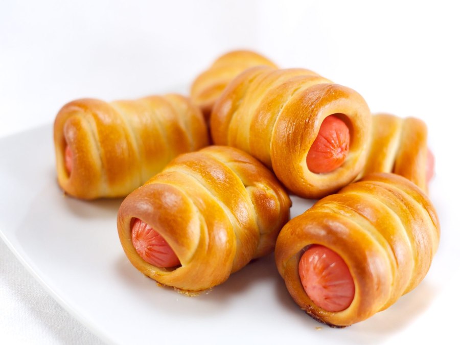 Пирог с сосисками и сыром