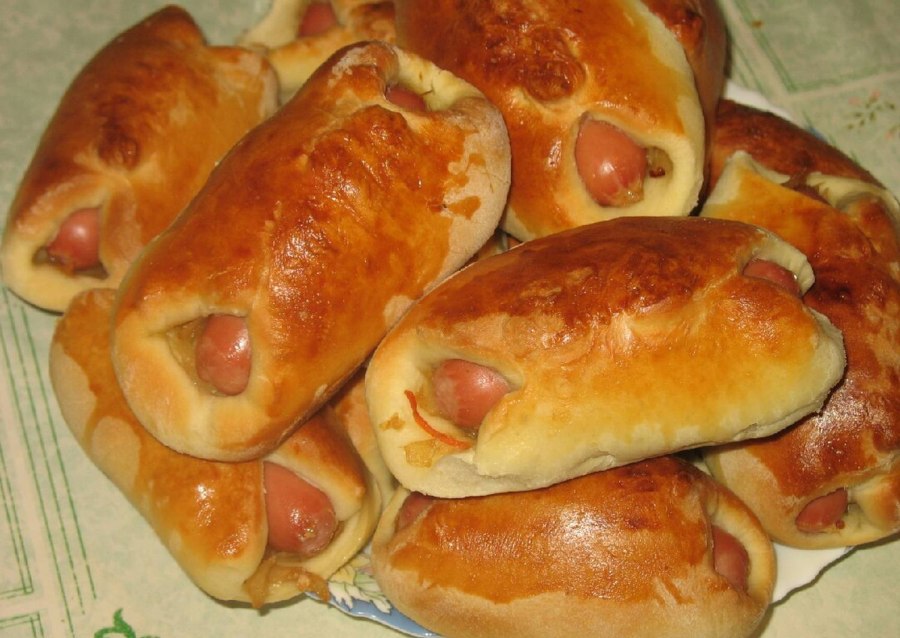 Пирог с сосисками и сыром