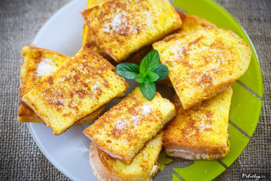 Гренки из белого хлеба с чесноком на сковороде