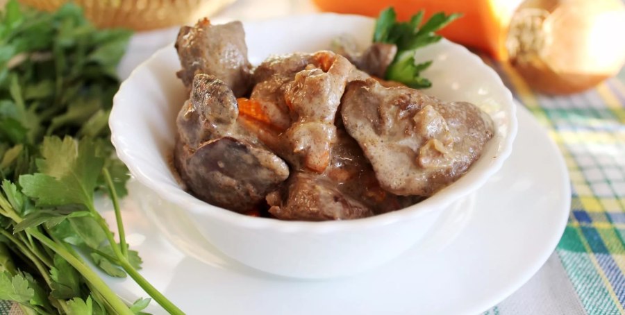 Куриная печень в сметане с луком