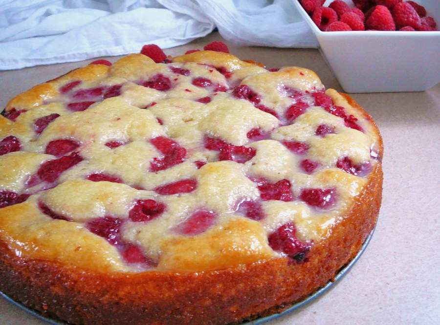 Шарлотка с вишней