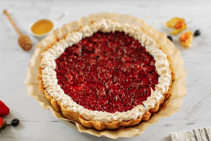 Шарлотка с малиной