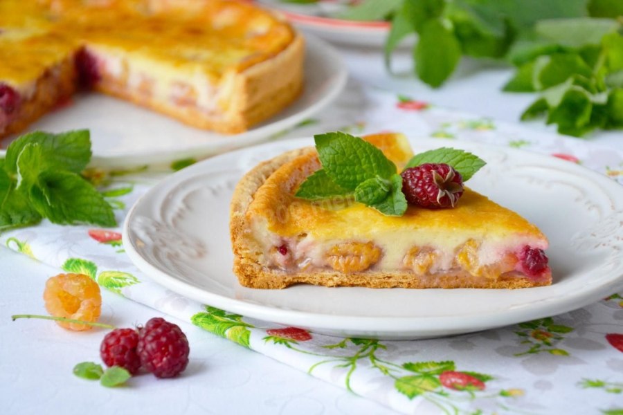 Пирог с малиной и сметаной