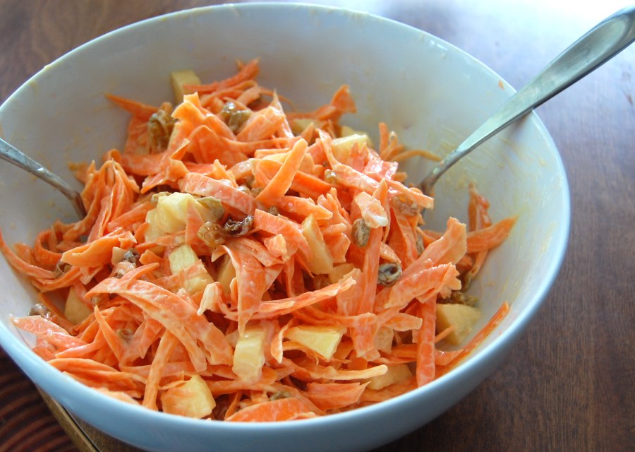 Салат из моркови и яблока