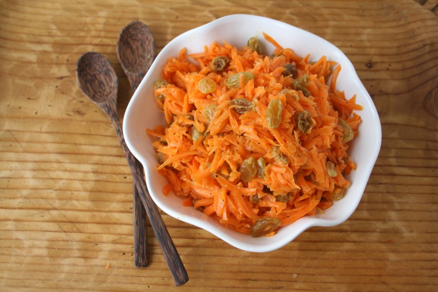 Салат из моркови с грецкими орехами