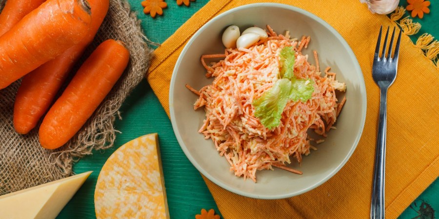 Салат морковный с сыром