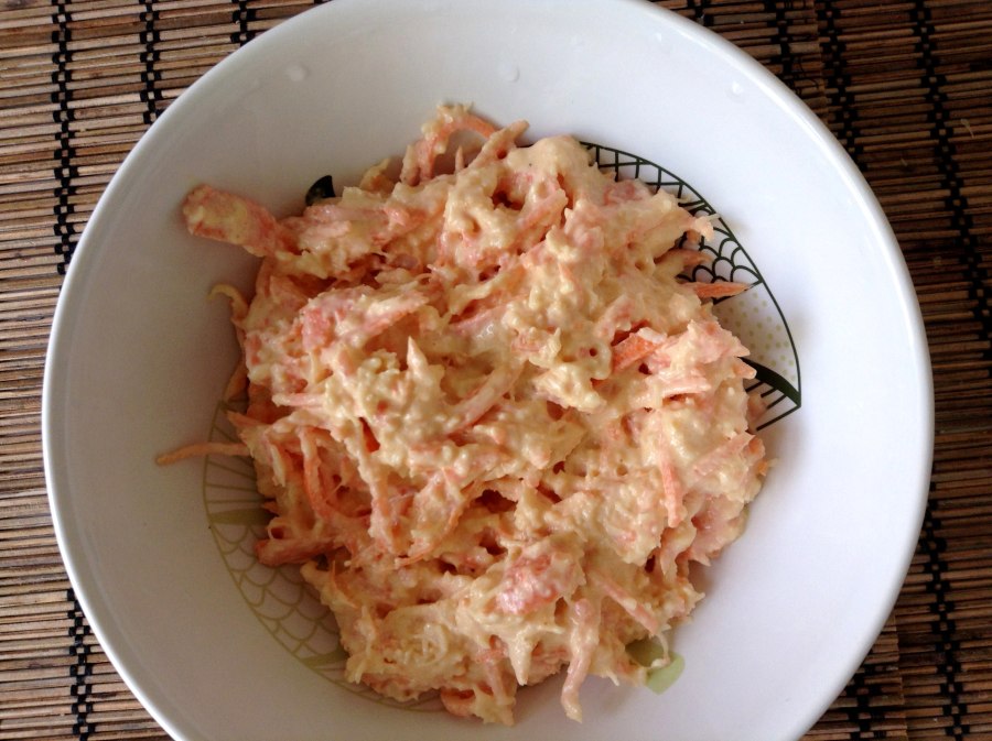 Салат с морковью и сыром и чесноком
