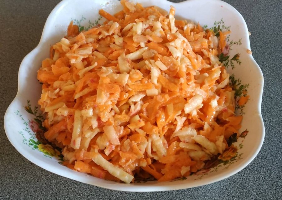 Салат из морковки с яблоком