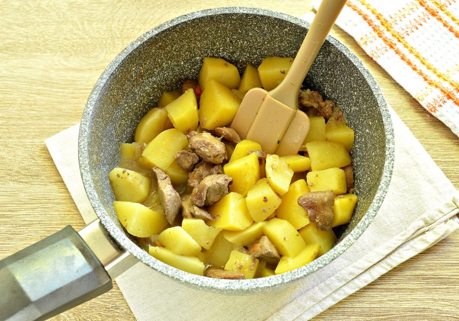 Тушеная картошка с грибами в мультиварке